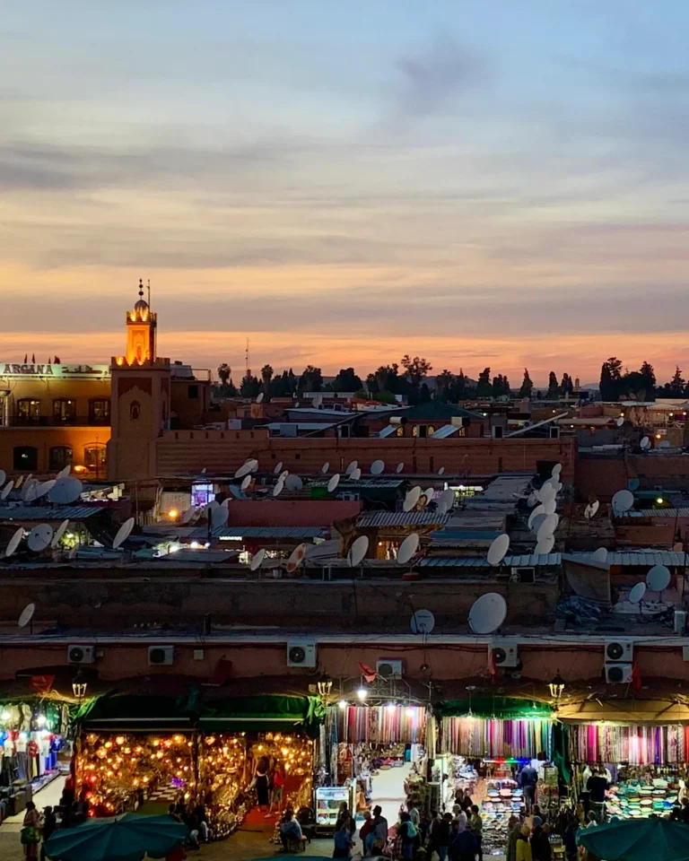 Beleuchteter Djemaa el Fna Gauklerplatz in Marrakesch bei Nacht.
