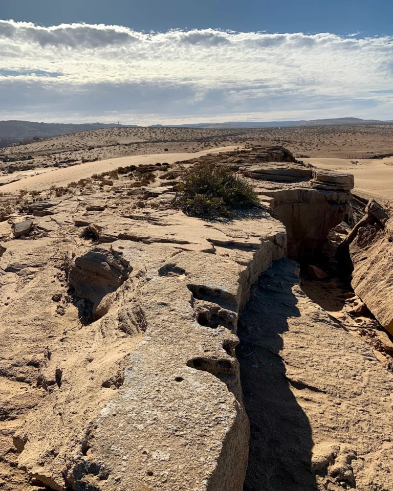 Markante Felsformationen in der Sandlandschaft von Agadir.