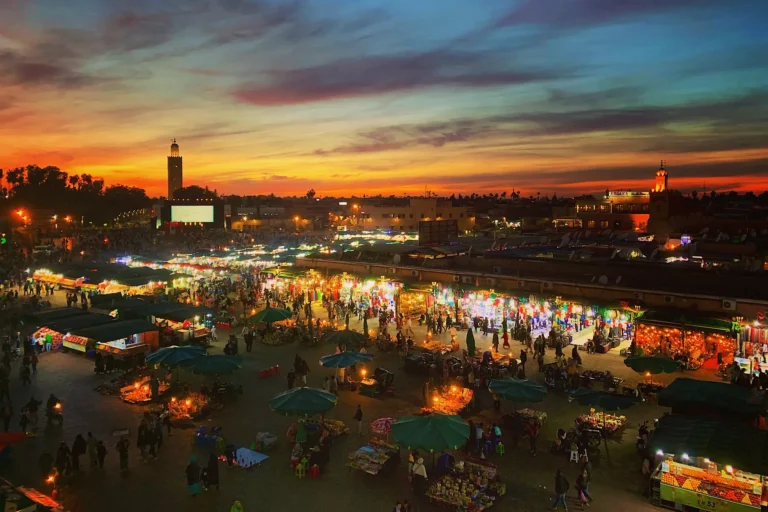 Djemaa el Fna bei Nacht mit Koutoubia-Moschee im Hintergrund.