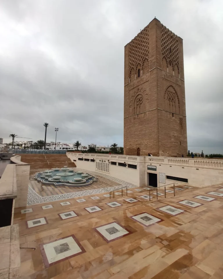 Blick über die weitläufige Moschee-Esplanade zum Hassan-Turm in Rabat.