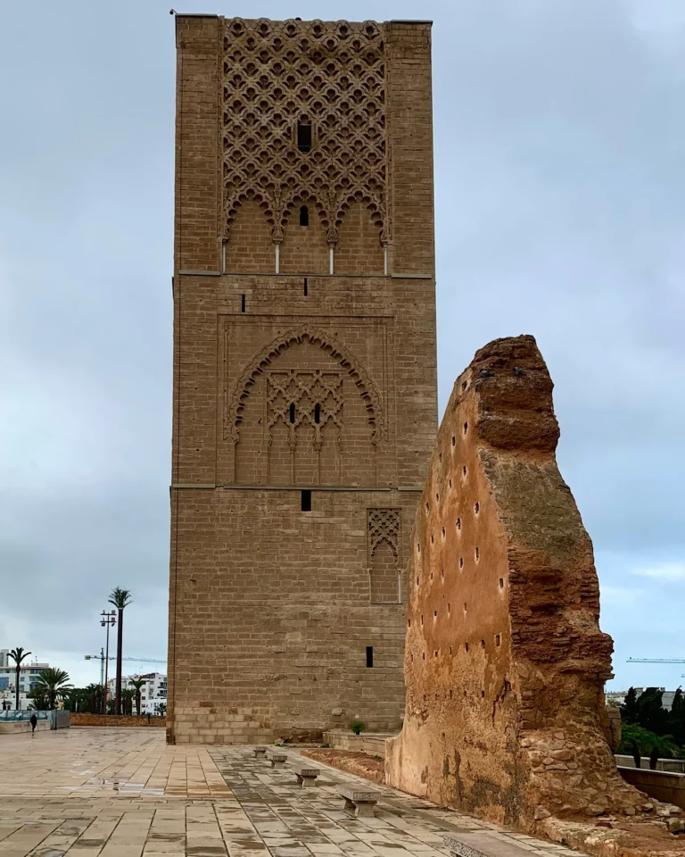 Der Hassan-Turm in Rabat mit einer alten, abgebrochenen Mauer im Vordergrund.