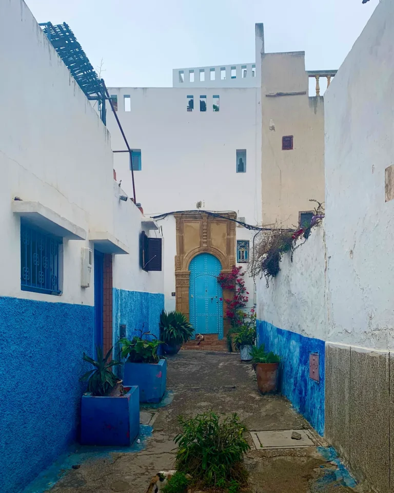 Eine traditionelle blaue Haustür in den Gassen der Kasbah des Oudaïas in Rabat.