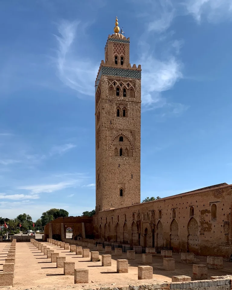Koutoubia-Moschee mit Hof und gemauerten Säulen.