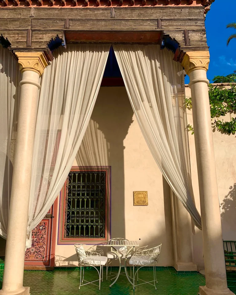 Traditioneller Riad-Innenhof im Le Jardin Secret Marrakesch mit weißer Sitzecke.