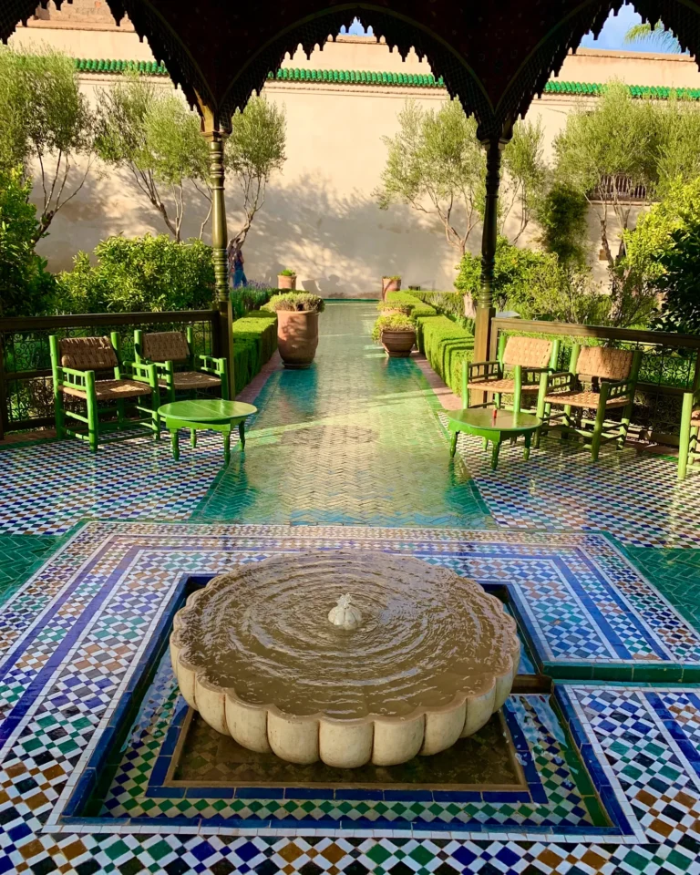 Kunstvoll verzierter Brunnen mit Mosaikfliesen im Le Jardin Secret in Marokko.