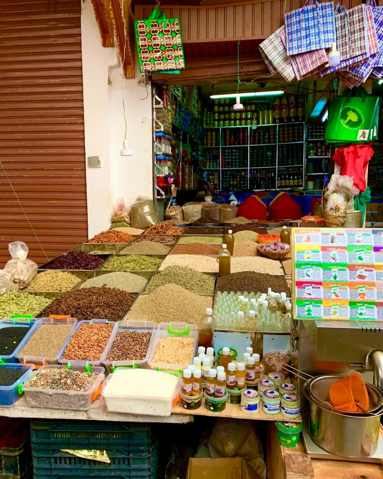 Klassischer Verkaufstisch auf dem Markt in Rabat mit vielen Schalen voller bunter Gewürze.