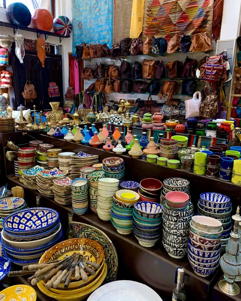 Bunte marokkanische Keramikschalen am Marktstand in Marrakesch.
