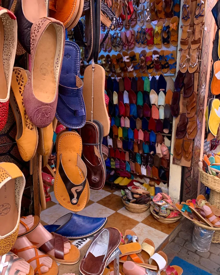 Auswahl an traditionellen marokkanischen Babouches Hausschuhen auf dem Souk in Marrakesch.