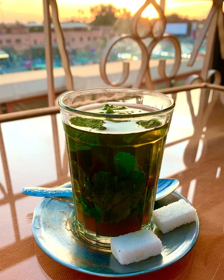 Glas marokkanischer Minztee auf dem Gauklerplatz in Marrakesch.