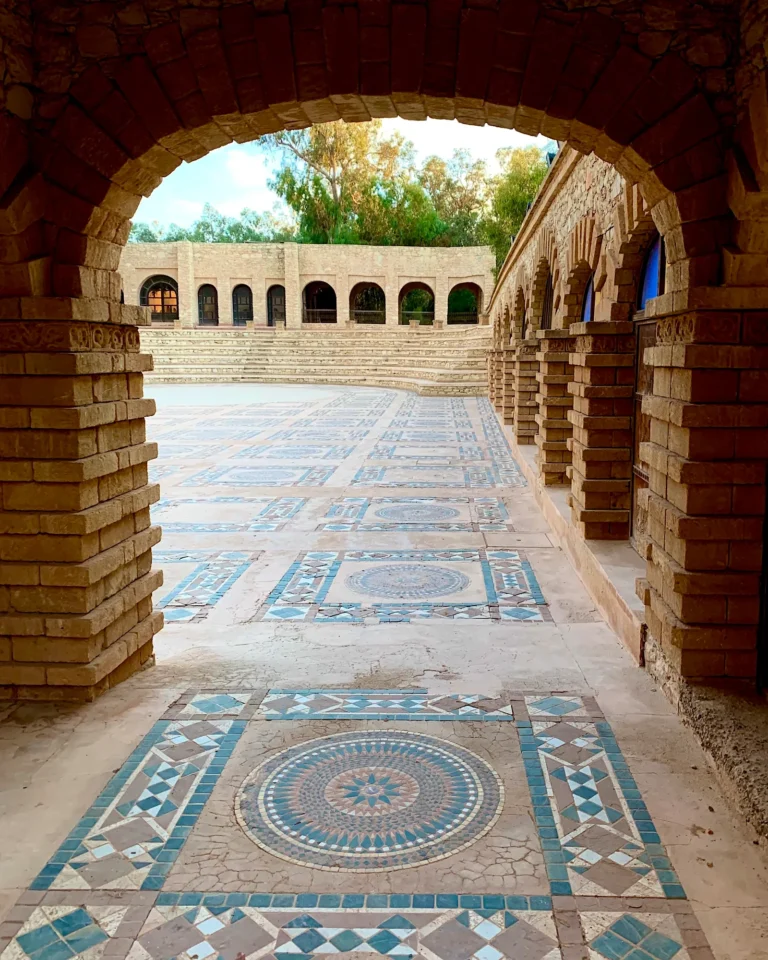 Mosaik-Steinboden und Rundbögen in der Medina d'Agadir.