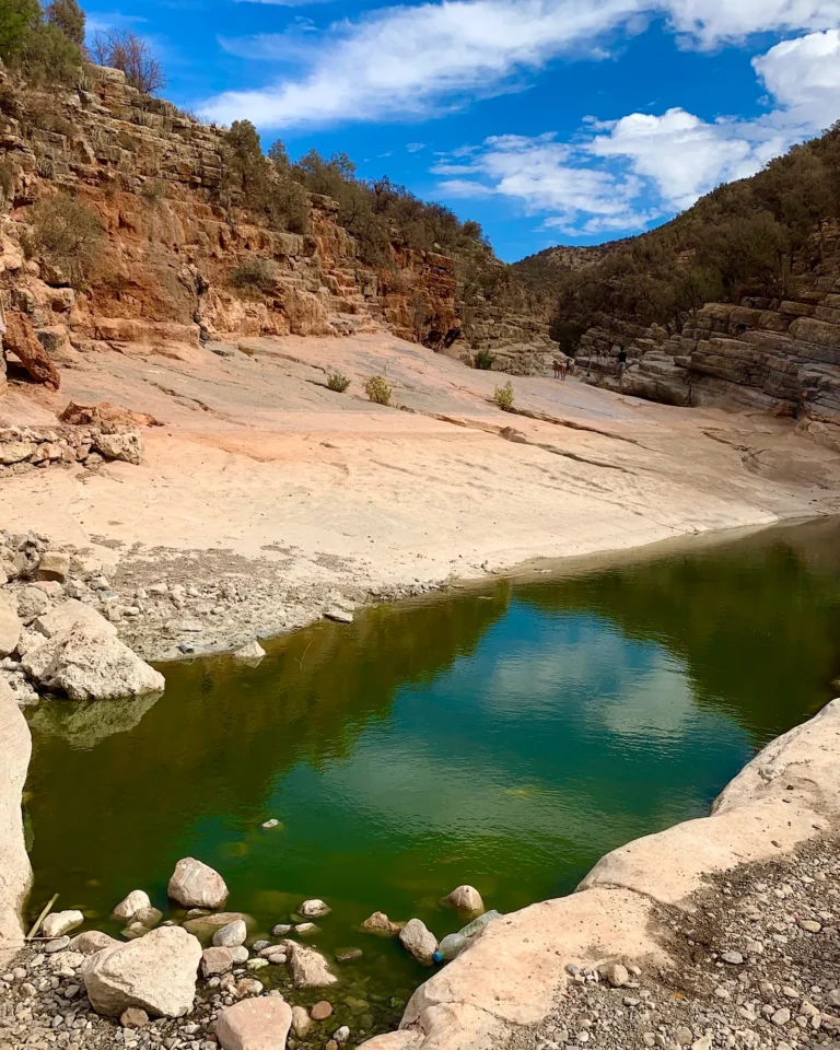 Felsenbecken mit grünem Wasser im Paradise Valley bei Agadir.