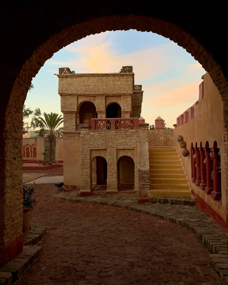 Traditioneller Rundbogen mit Blick auf Treppen in der Medina d'Agadir.