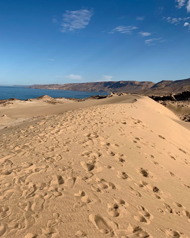 Große Sanddüne trifft auf das blaue Meer in Tamri bei Agadir.