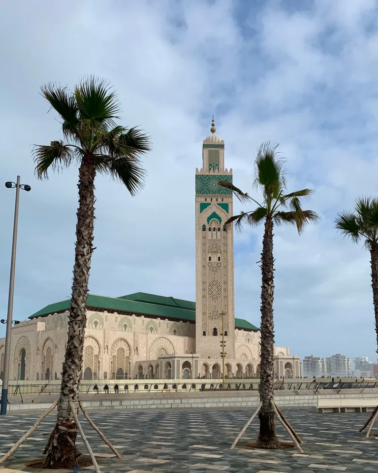 Der große betonierte Vorplatz der Hassan-II.-Moschee in Casablanca.