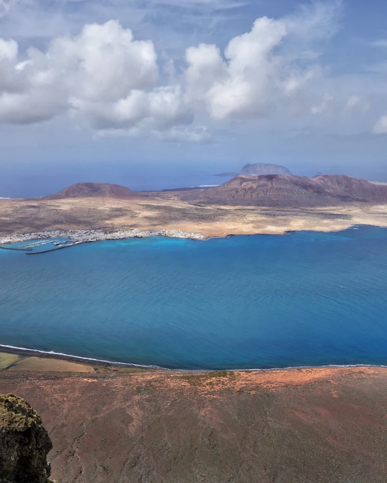 Blick von den Klippen Lanzarotes auf die Nachbarinsel La Graciosa.
