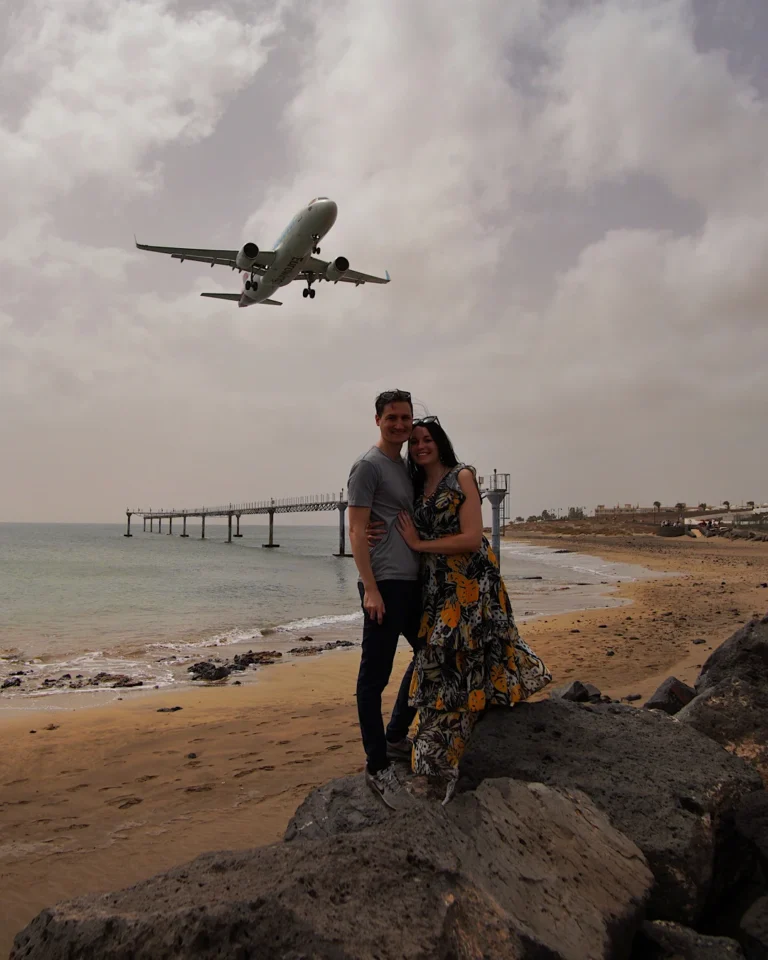 Flugzeug im Tiefflug über dem Strand von Puerto del Carmen auf Lanzarote.