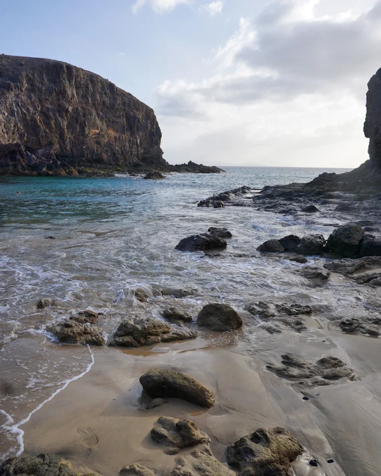 Türkisfarbenes Wasser und helle Sandstrände in der Küstenlandschaft von Papagayo, Lanzarote.