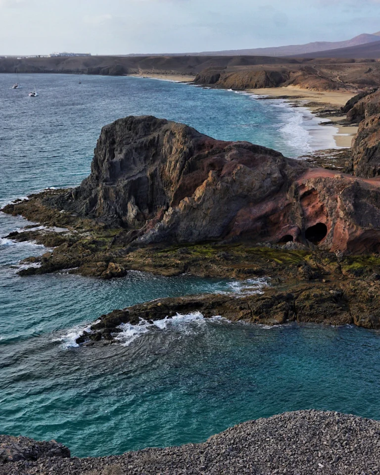 Felsige Bucht am Papagayo Strand auf Lanzarote mit türkisblauem Wasser.