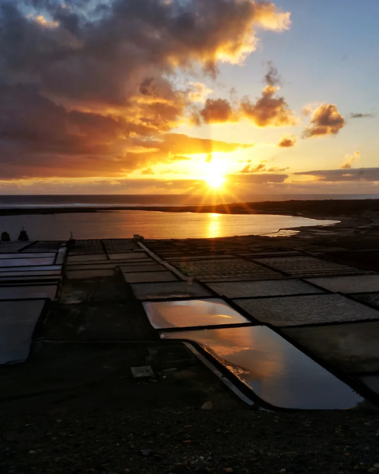 Die farbenfrohen Salzbecken der Salinas de Janubio auf Lanzarote bei Sonnenuntergang.