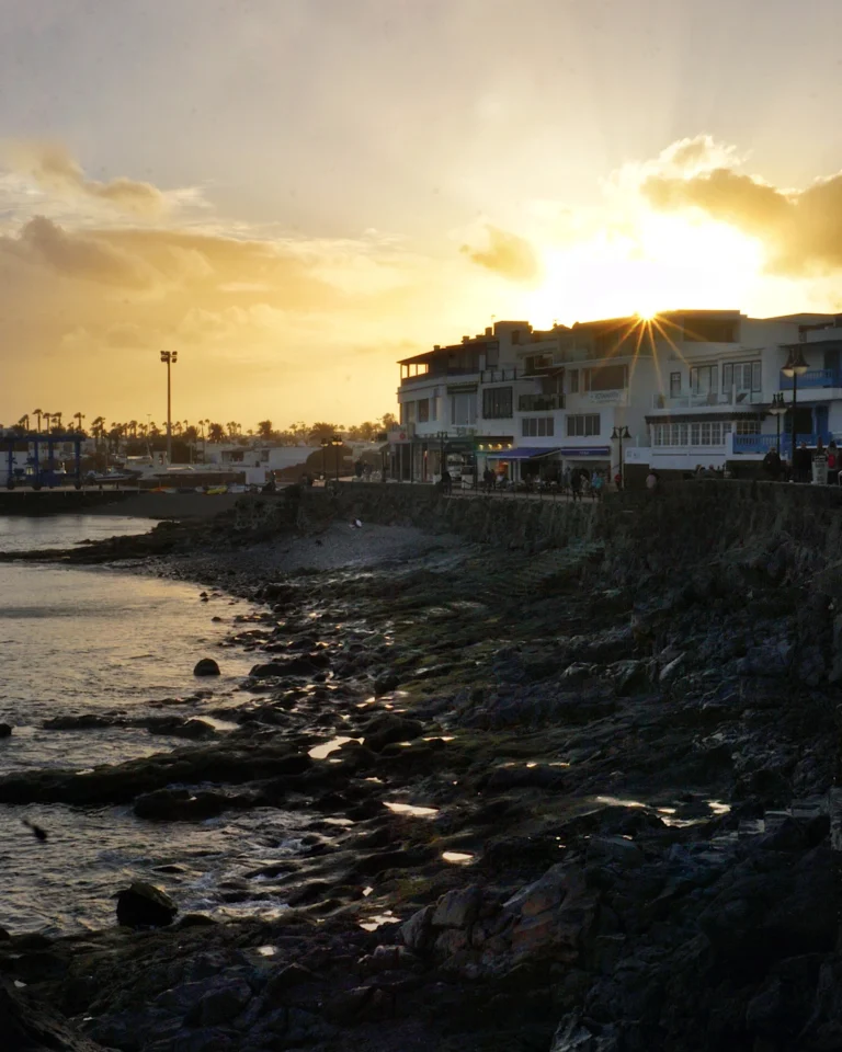 Goldener Sonnenuntergang über dem Meer an der vulkanischen Küste Lanzarotes.