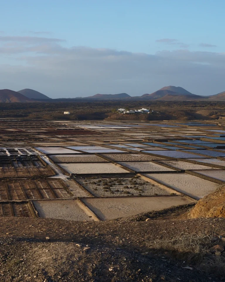 Die farbenfrohen Salzbecken der Salinas de Janubio auf Lanzarote.