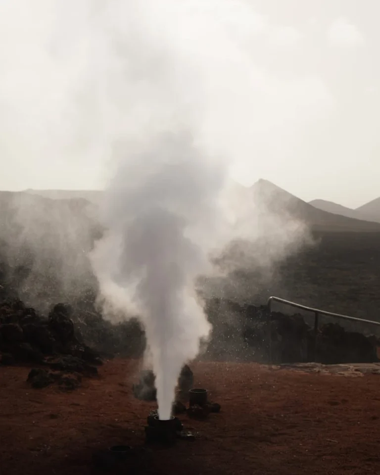 Eine durch geothermische Hitze erzeugte Wasserfontäne im Timanfaya Nationalpark auf Lanzarote.