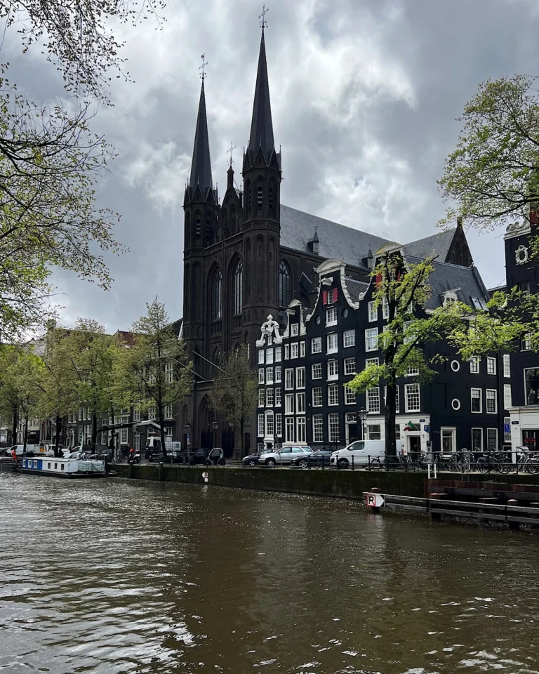 Foto eines schönen historischen Gebäudes am Fluss in Amsterdam.