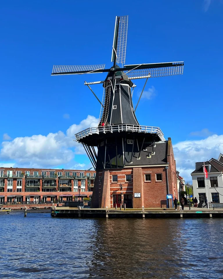 Historische Windmühle am Hafen von Haarlem.