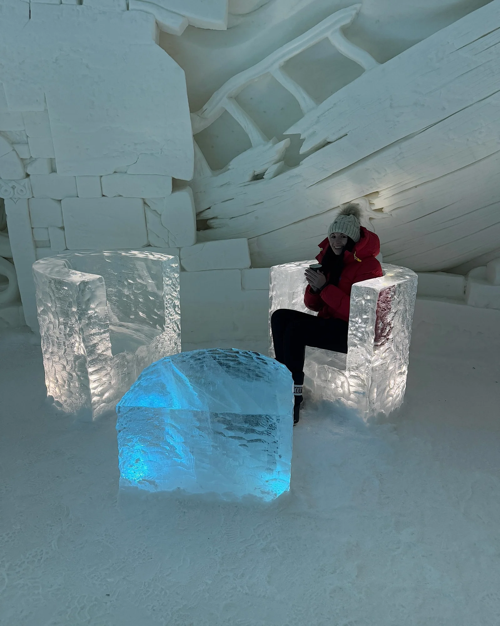 Drinks in der Eisbar im Snow Village Levi Finnland in Sesseln aus Eis.