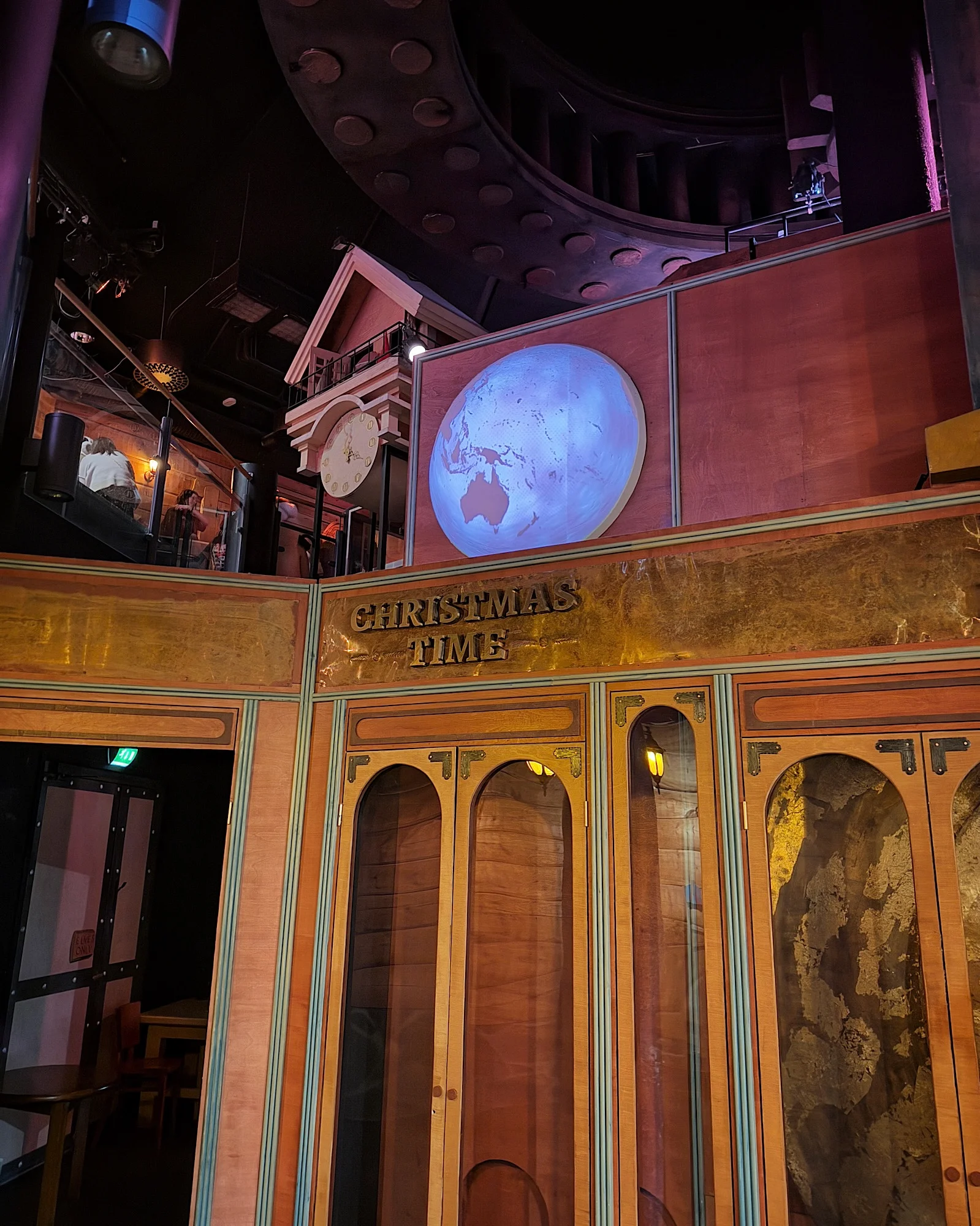 Die große „Christmas Time“ Uhr im Inneren des Weihnachtsmann-Hauses in Rovaniemi.